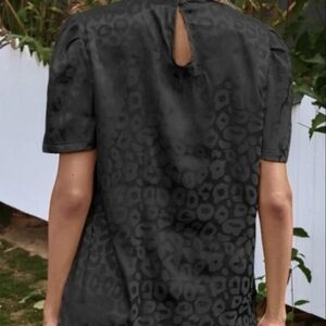 LIKE NEW.     SAVANNAH JANE " SELF"  BLACK LEOPARD TOP.   SZ- MED